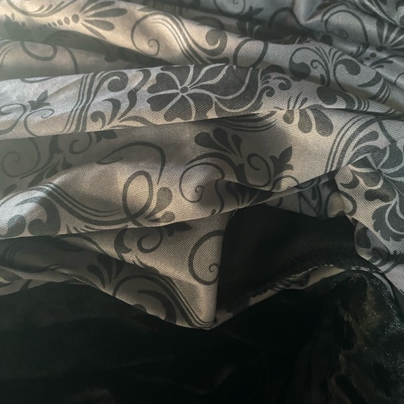 Beautiful Black Velvet Duster/Cardigan - Picture 7 of 8